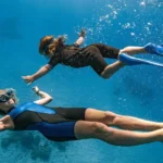 Dziecko podczas zajęć z doświadczoną instruktorką freedivingu z Molchanovs Education.