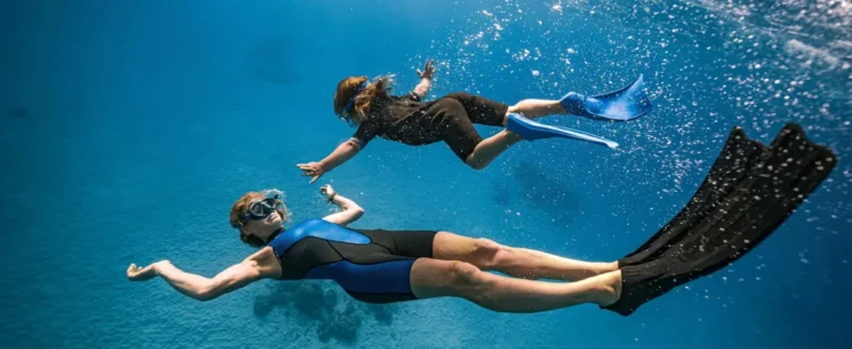 Dziecko podczas zajęć z doświadczoną instruktorką freedivingu z Molchanovs Education.
