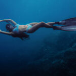 Kobieta podczas relaksacji uprawiając freediving.