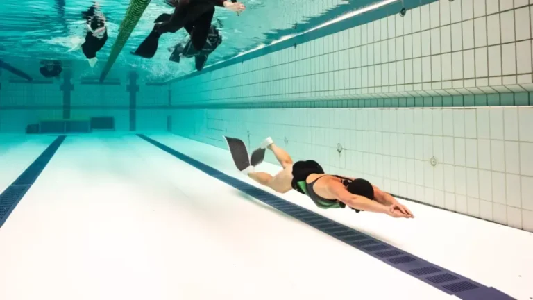 Zawodniczka podczas zawodów w freedivingu.